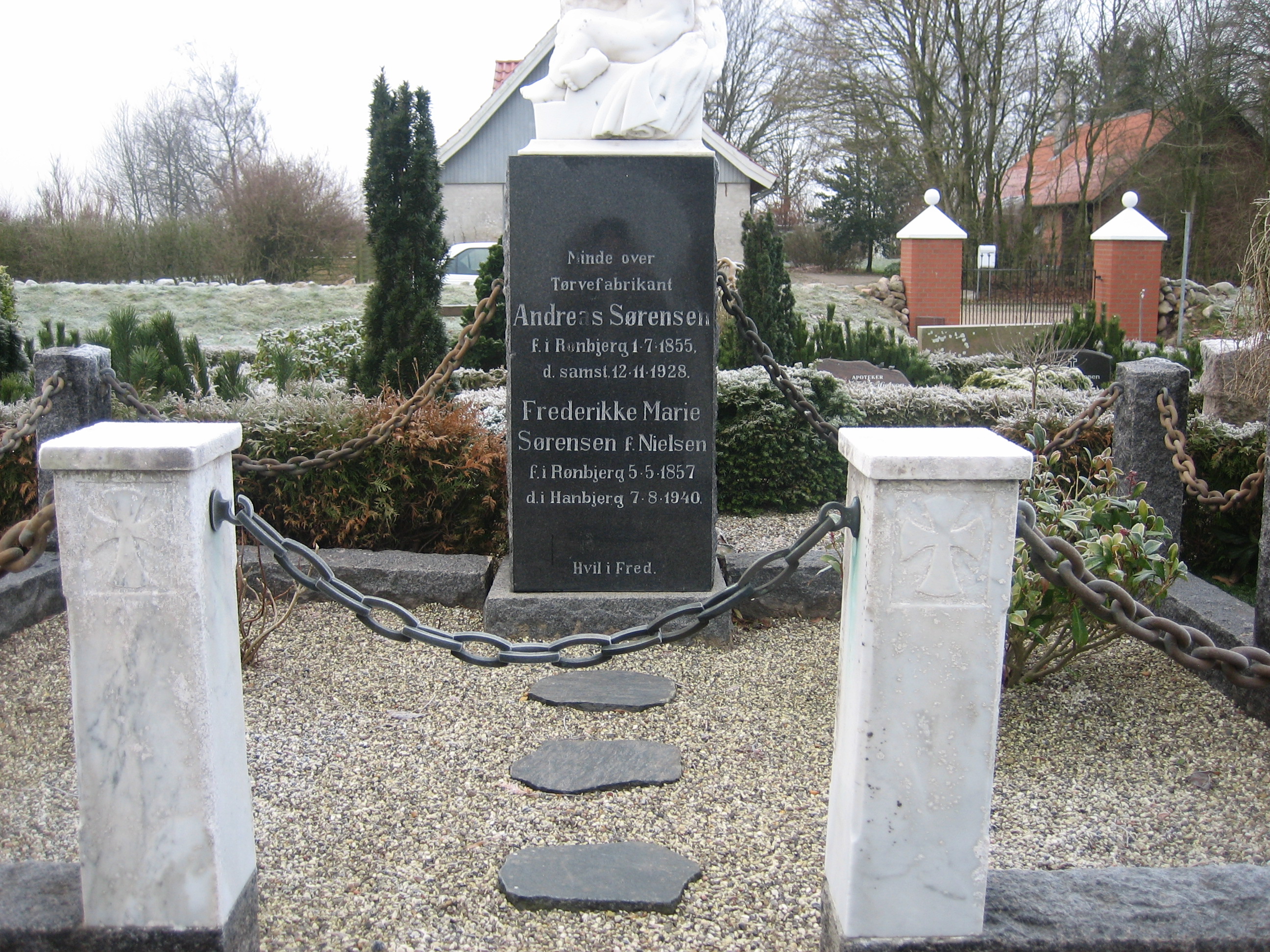 Andreas og Frederikke Srensen's gravsted p Rnbjerg Kirkegrd